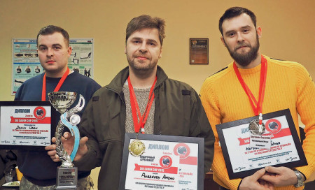 Призёры любительской части соревнований. Занявший первое место Артём Рыбаков (в центре) был награждён пистолетом Р226Т ТК