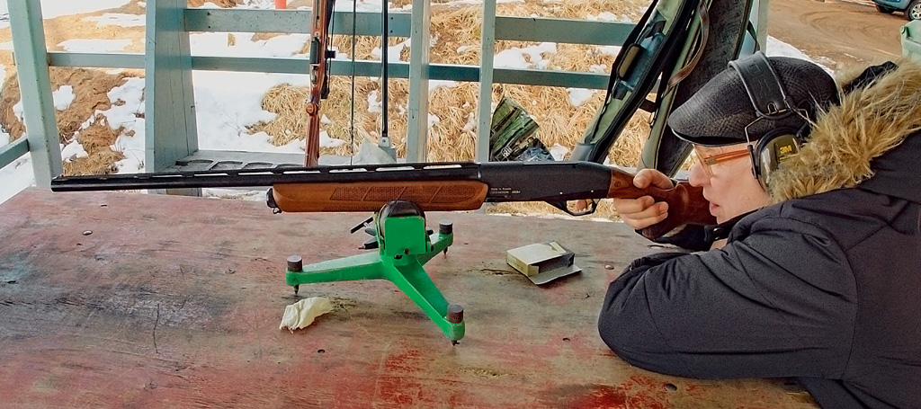 Автор статьи ведёт контрольную стрельбу из самозарядного ружья MP-155 «Нева» с использованием пулевых патронов