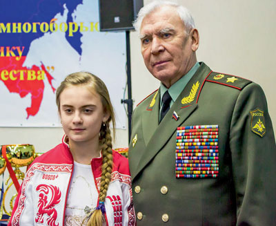 Приемственность поколений - генерал армии Михаил Моисеев и юная спортсменка Ульяна Ашихмина
