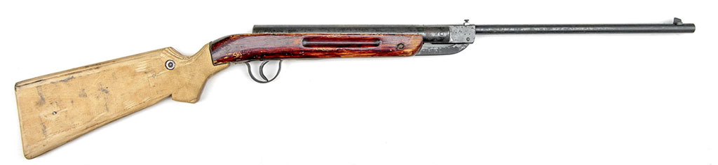 Пружинно-поршневая винтовка «Спорт» 1936 года выпуска попала ко мне вот в таком виде — с прикладом из куска фанеры и винтом, вкрученным в призму из алюминиевого сплава, вместо прицела