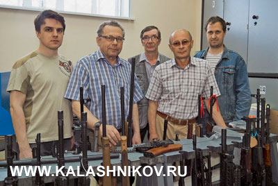 Сотрудники лаборатории опытных разработок ООО «Молот оружие», которую возглавляет Пётр Мокрушин (второй слева)