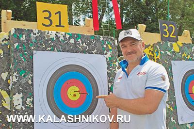 Председатель Федерации стрельбы из арбалета России Валерий Ашихмин с результатом на дистанции стрельбы 50 м