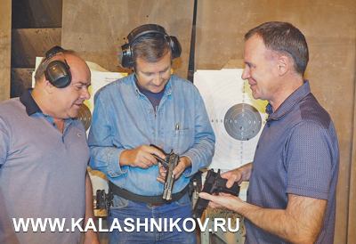 Евгений Ефимов (в центре) и Андрей Груздев обсуждают новые пистолеты с руководителем концерна «Русское оружие» Иваном Сапрыкиным