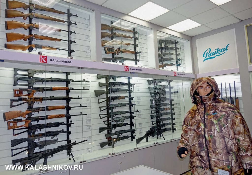 Общий вид фирменного торгового зала оружия концерна «Калашников» в «Оружейном центре» петербургской компании «Левша»