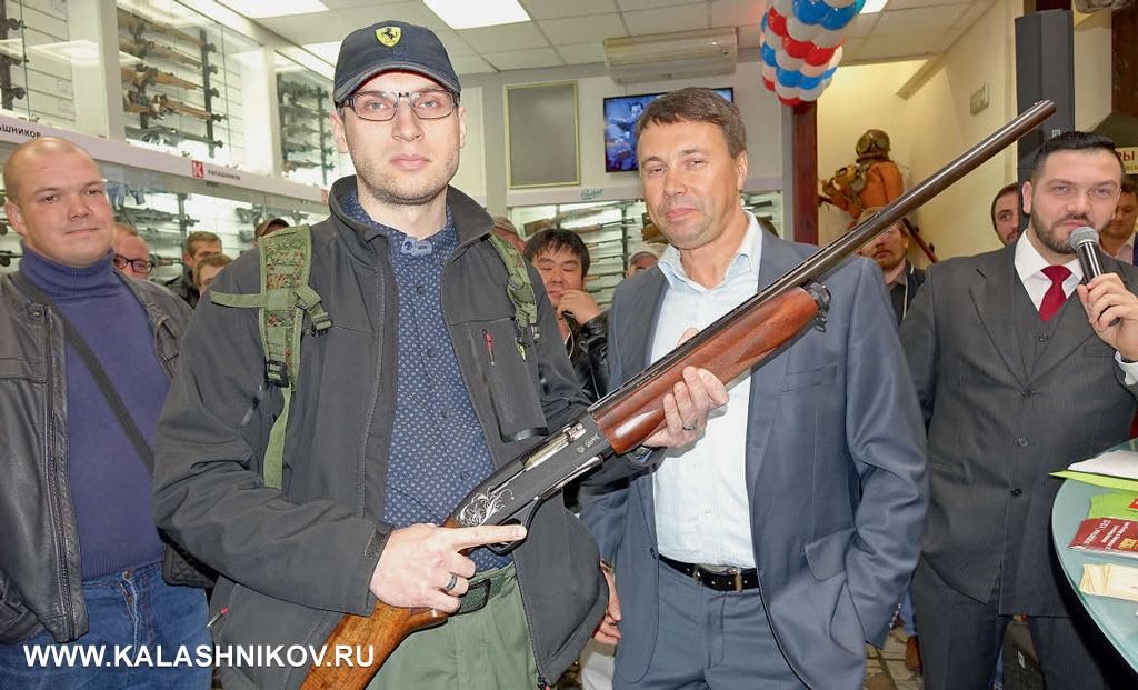 Коммерческий директор оружейной компании «Левша» Денис Семёнов (на фото справа) поздравил Алексея Лаврова с выигрышем в лотерее самозарядного ружья МР-153
