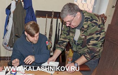 Оружейные мастера Данила Иванов (слева) и Дмитрий Азаренко на участке технического обслуживания ружей Benelli
