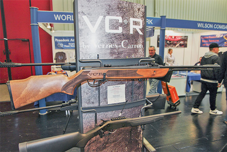 Пружинно-поршневая винтовка сподствольным рычагом взвода настенде французской компании Verney Carron выглядит как «краловская» Al-245, только вдеревянной ложе