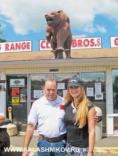 Владелец «Оружейной лавки братьев Кларк» Стив Кларк, я и знаменитый медведь на крыше, уже более 50 лет служащий символом заведения