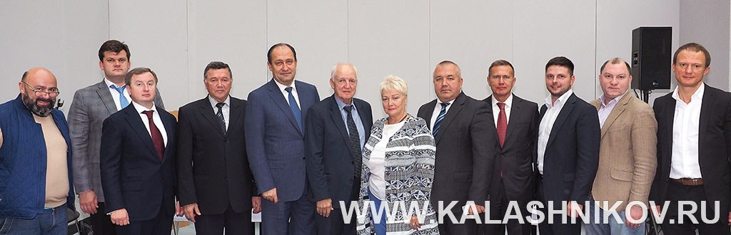  Групповое фото членов Союза российских оружейников и совета директоров