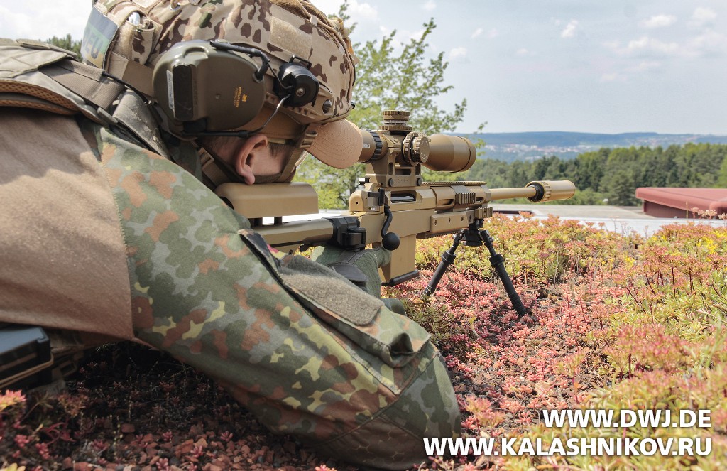 Стрелок со снайперской винтовкой G29 вид справа. Журнал Калашников. DWJ
