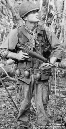 Американский солдат с винтовкой AR-15. Журнал Калашников
