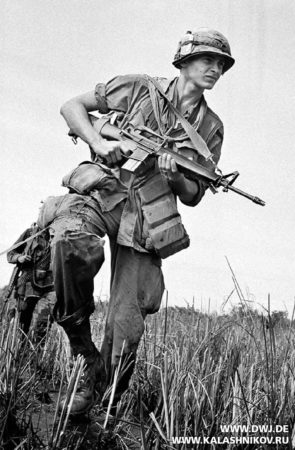 Американский солдат с AR-15 во Вьетнаме. Журнал Калашников