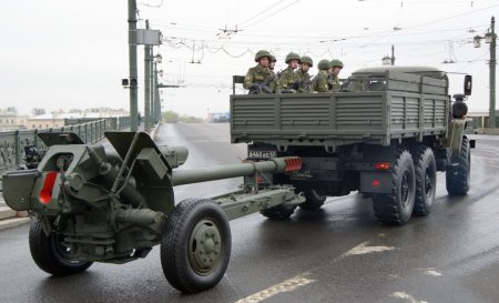 Гаубица Д-30 в походном положении на параде в Санкт-Петербурге