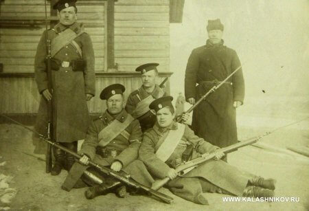 русские солдаты с винтовкой мосина