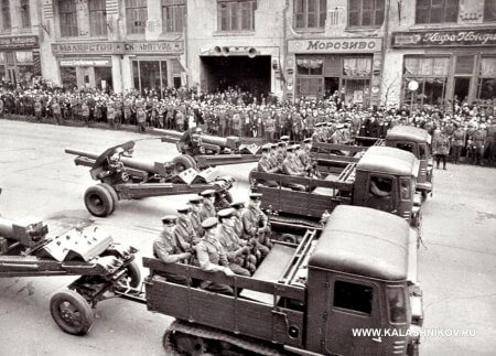 152-мм гаубицы обр. 1938 г., парад 