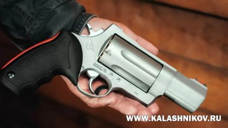 Taurus Raging Judge в руке